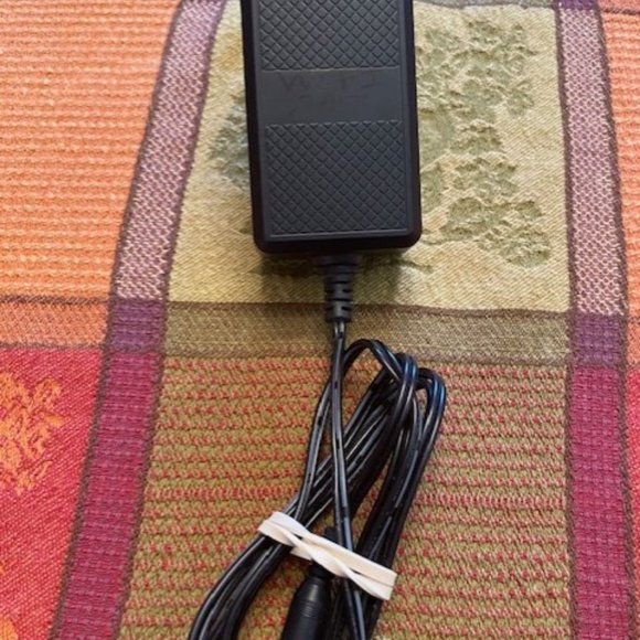 Tenda Wireless AC1900 Dual Band Gigabit Router AC18, plus FREE Netgear Extender! - Picture 8 of 8